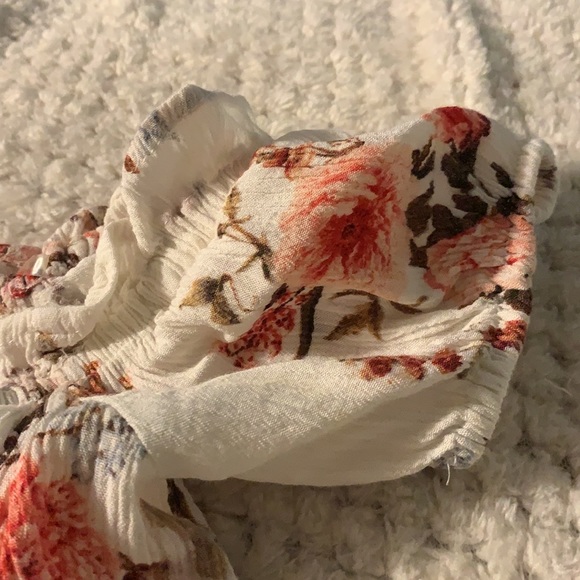 Women’s super cute white dress with flower design - Picture 5 of 6